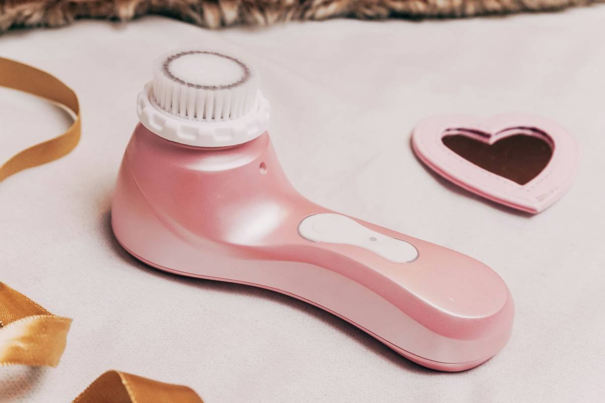 Comparison chart of fat removal technologies: Cryolipolysis, Radiofrequency, Ultrasound, and Massage showing mechanism, FDA status, and expected results