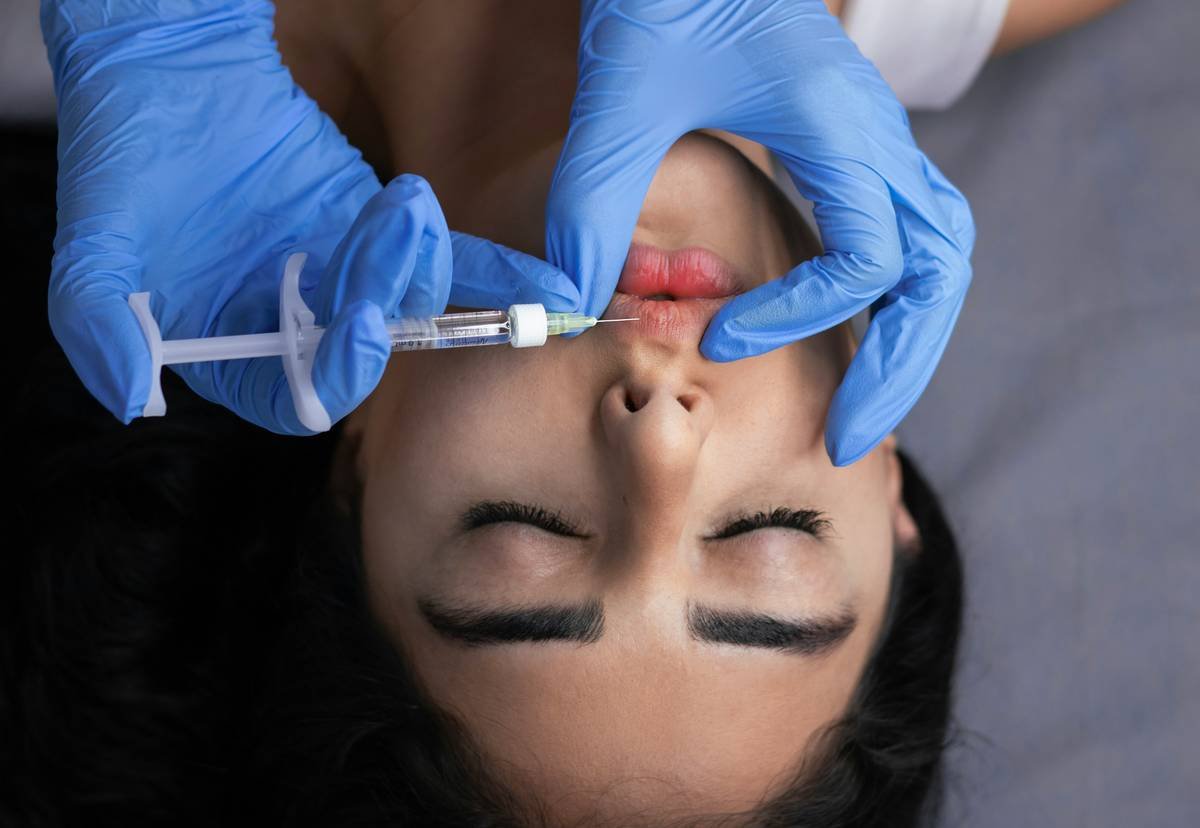 Comparison chart of FDA-cleared body contouring technologies: Cryolipolysis, Radiofrequency, HIFEM, Laser Lipolysis showing mechanism, target tissue, session count, and downtime