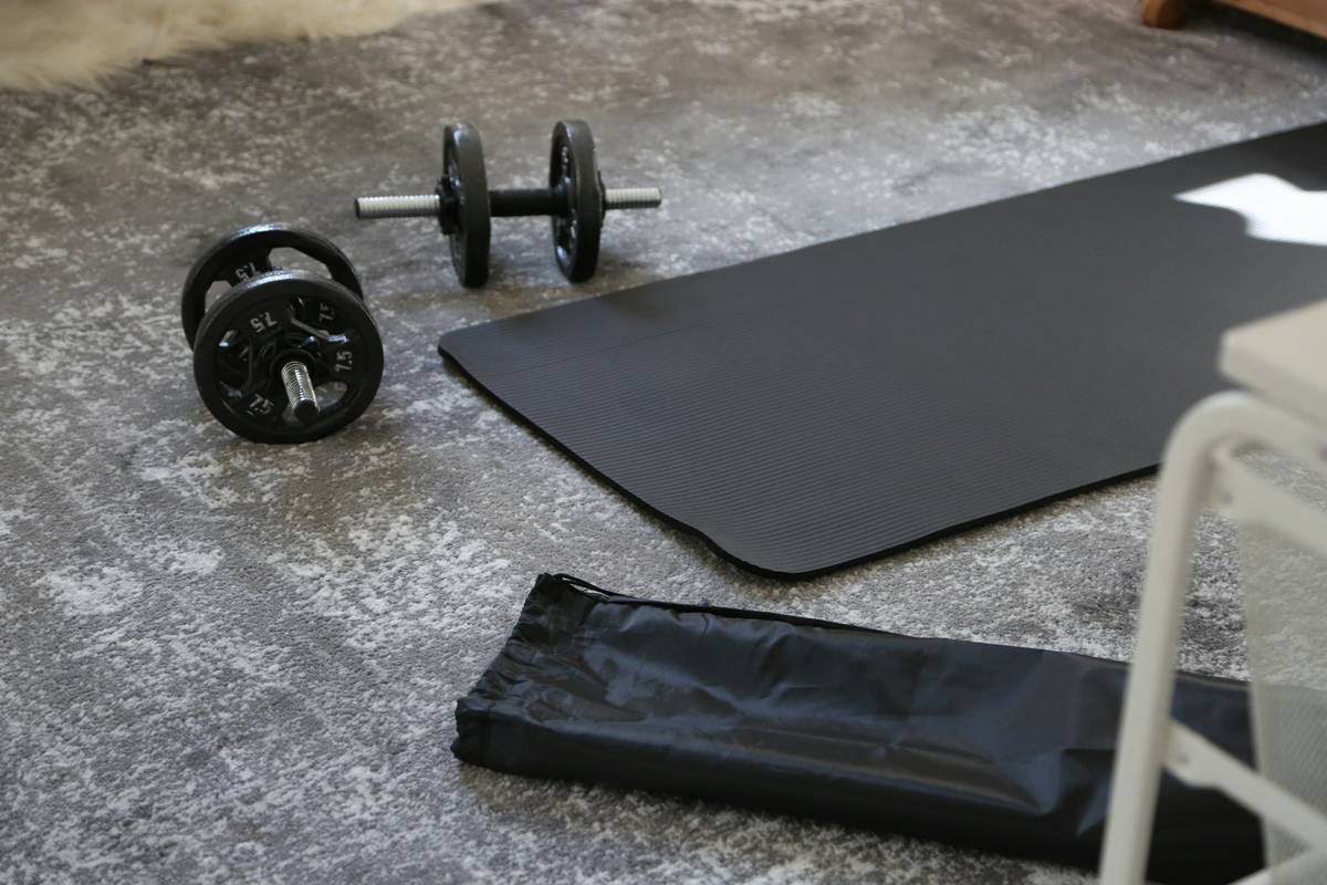 Comparison chart showing effectiveness of common beginner fat burning tools: RF devices (moderate), cryo rollers (mild), vibration plates (minimal), gua sha (temporary lymphatic drainage only)
